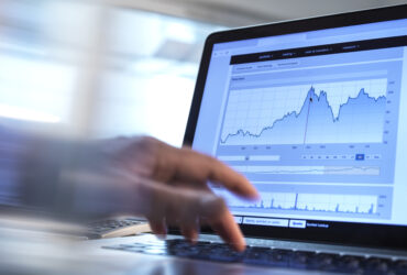 Inwestorzy zmniejszaja alokacje kapitalu w akcjach i wracaja do pieniadza