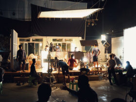 Magnat medialny Edgar Bronfman podnosi oferte przejecia Paramount do 6 mld dolarow