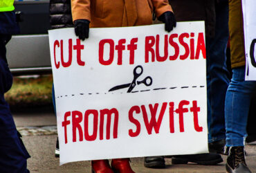 Pomimo sankcji do Rosji trafily miliardy dolarow w gotowce