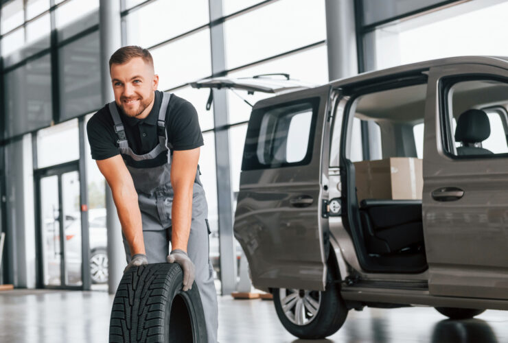 Sprzedaz samochodow w UE w sierpniu na najnizszym poziomie od 3 lat. Spada sprzedaz pojazdow elektrycznych