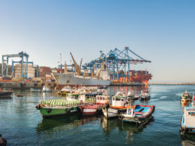 Minister pracy Kanady wprowadza mediatora do portu w Montrealu. Chodzi o strajk blokujacy handel