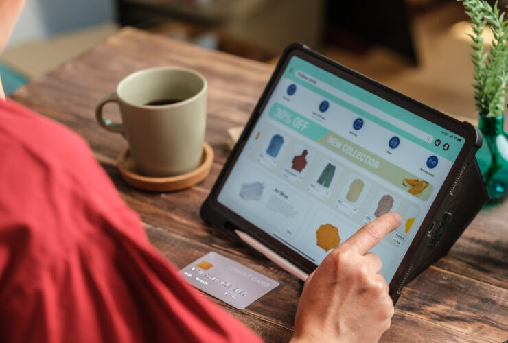 Polacy w aplikacjach zakupowych najchetniej kupuja elektronike informuje siec Komputronik w swoim raporcie