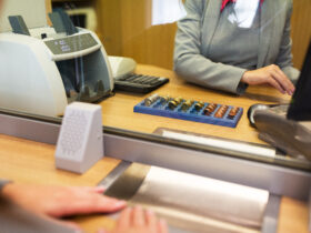 Zysk HSBC w trzecim kwartale przewyzsza szacunki. Bank rozpoczyna skup akcji o wartosci 3 mld dolarow. Jego akcje rosna