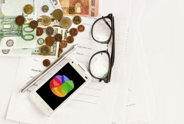 Buffett nadal zmniejsza udzialy w Apple ktorych wartosc spadla w tym roku o 60 proc