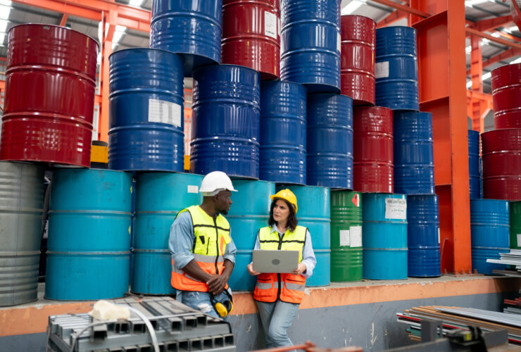 Ceny ropy spadaja z powodu silniejszego dolara i obaw o wyzsza produkcje