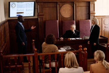 Which sklada pozew wszczyna przeciwko Apple w zwiazku z serwisem iCloud