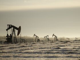 Wielkie koncerny naftowe wycofuja sie z planow inwestowania w energie odnawialna poniewaz agenda klimatyczna slabnie