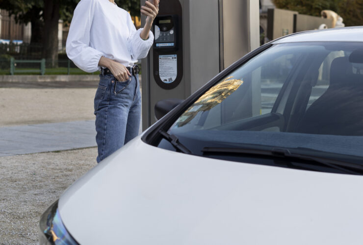 BYD notuje nowy rekord zmniejszajac luke w sprzedazy pojazdow elektrycznych z Tesla