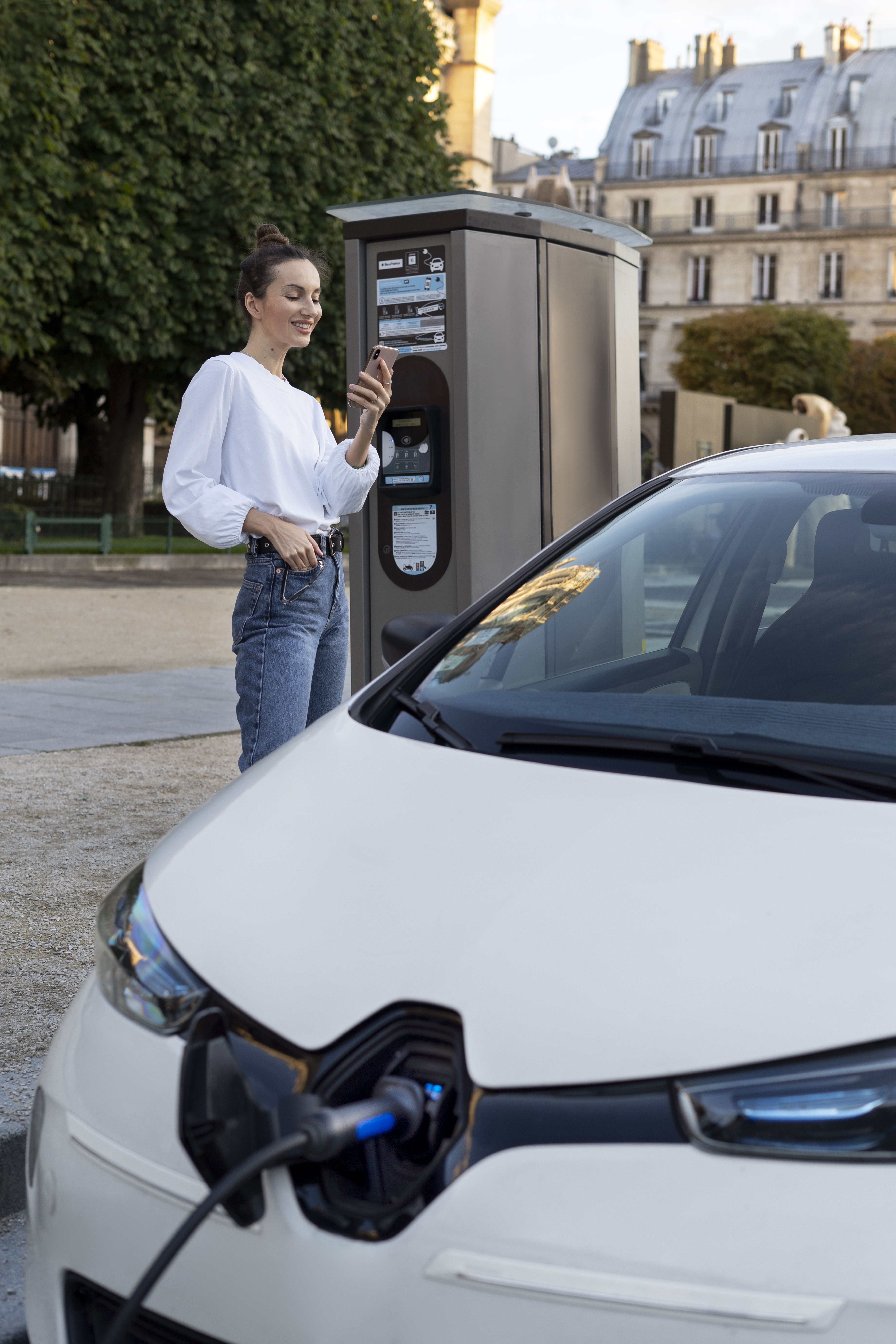 BYD notuje nowy rekord zmniejszajac luke w sprzedazy pojazdow elektrycznych z Tesla