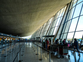 Brytyjski rzad planuje rozbudowe londynskich lotnisk Heathrow Gatwick i Luton