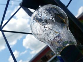 Dostawca Tesli Panasonic Energy zapewnia ze ograniczenie dostaw do Chin „celem nr 1 dla USA