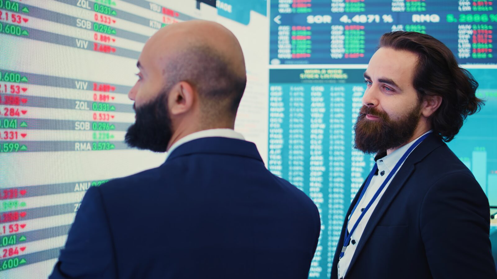 Gieldowi inwestorzy uspokajaja sie przez ogloszeniem wynikow Wielkiej Siodemki najwiekszych globalnych firm z branzy nowych technologii