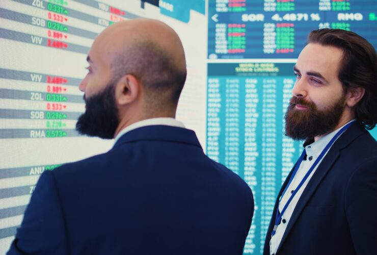 Gieldowi inwestorzy uspokajaja sie przez ogloszeniem wynikow Wielkiej Siodemki najwiekszych globalnych firm z branzy nowych technologii