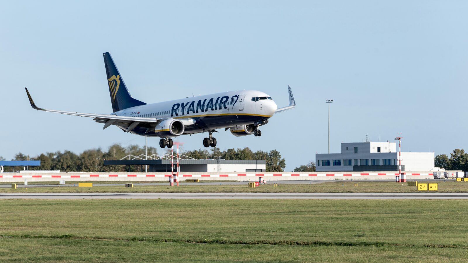Ryanair przekracza prognoze zysku dzieki poprawie cen biletow ale ogranicza perspektywy ruchu