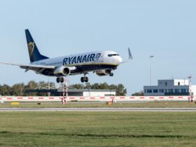 Ryanair przekracza prognoze zysku dzieki poprawie cen biletow ale ogranicza perspektywy ruchu