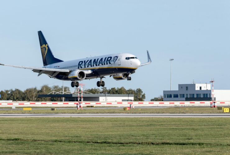 Ryanair przekracza prognoze zysku dzieki poprawie cen biletow ale ogranicza perspektywy ruchu