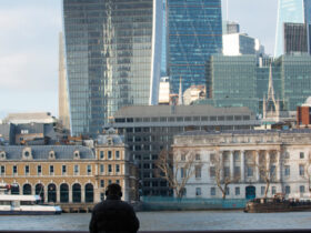 Szefowie brytyjskich spolek gieldowych zarobia w tym roku wiecej niz inni pracownicy w ciagu roku