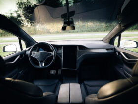 USA wszczynaja dochodzenie w sprawie 26 miliona pojazdow Tesli w zwiazku z problemami ze zdalnym sterowaniem