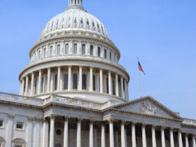 Administracja Trumpa przygotowuje sie wzajemne cla na USA poniewaz obawy przed wojna handlowa rosna