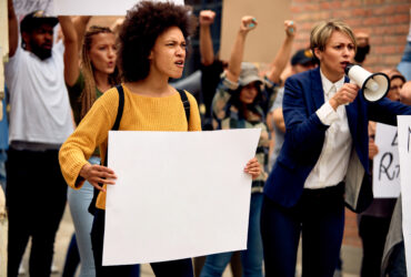 Prawie 10 tys. zwolnionych w administracji Trump i Musk przeprowadzaja czystke w rzadzie