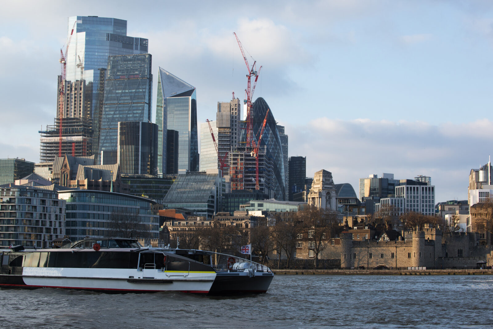 Zaskakujacy wzrost brytyjskiej gospodarki pod koniec 2024 r. PKB znacznie przekroczyl oczekiwania analitykow