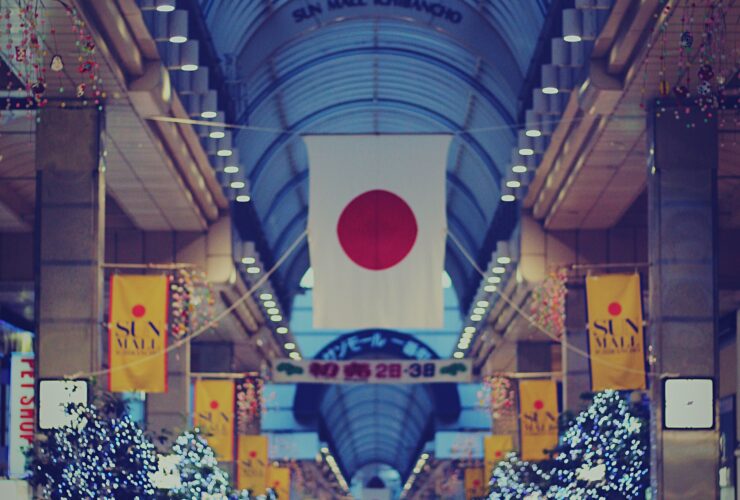 Bank of Japan nie zmienia stop procentowych i ostrzega przed ryzykiem taryfowym Trumpa