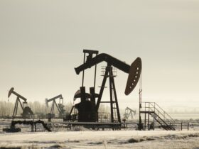 Ceny ropy spadaja na gieldach. Kiedy zauwazymy to na stacjach paliw