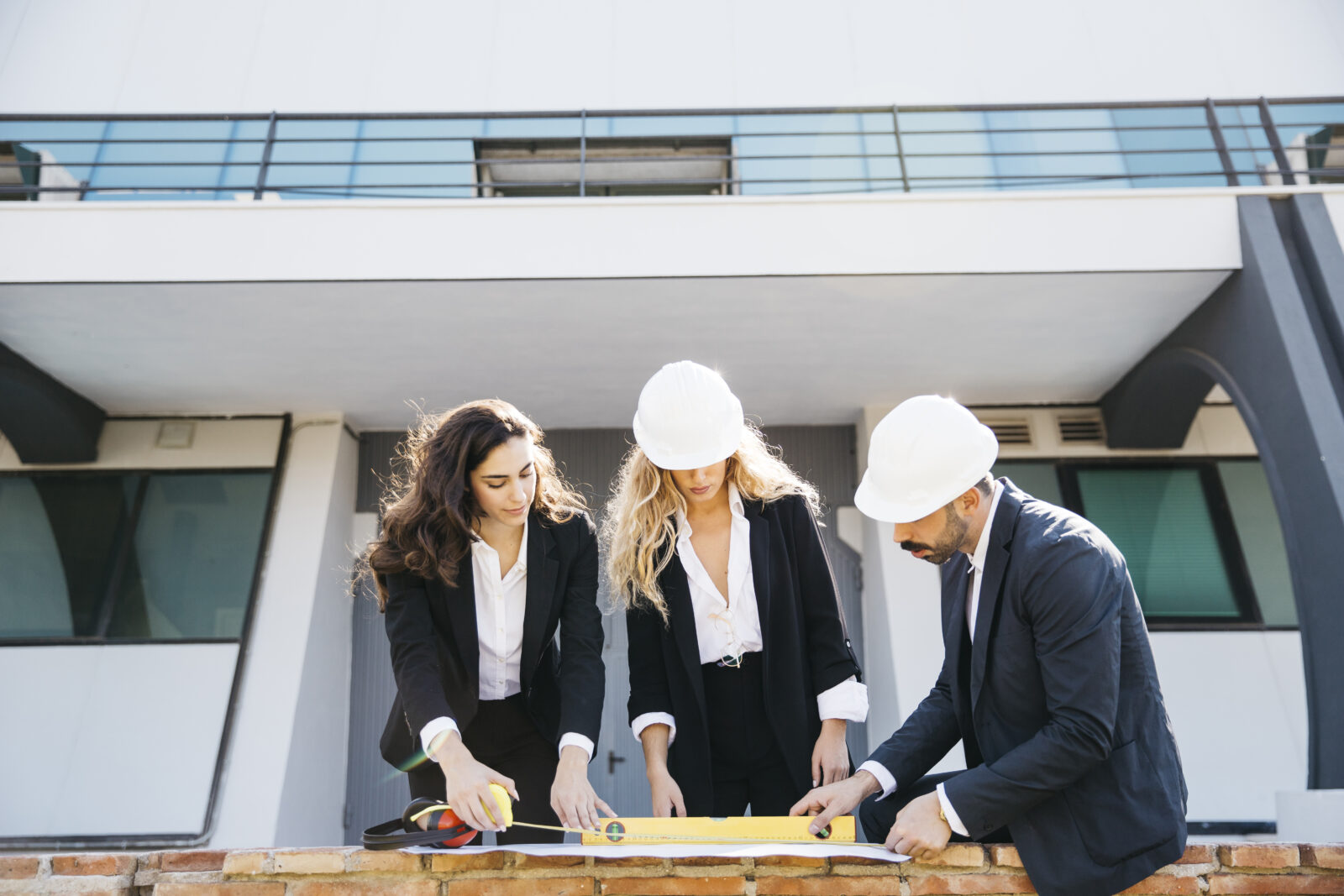 Firmy budowlane niemal po polowie patrza w przyszlosc z nadzieja i przerazeniem