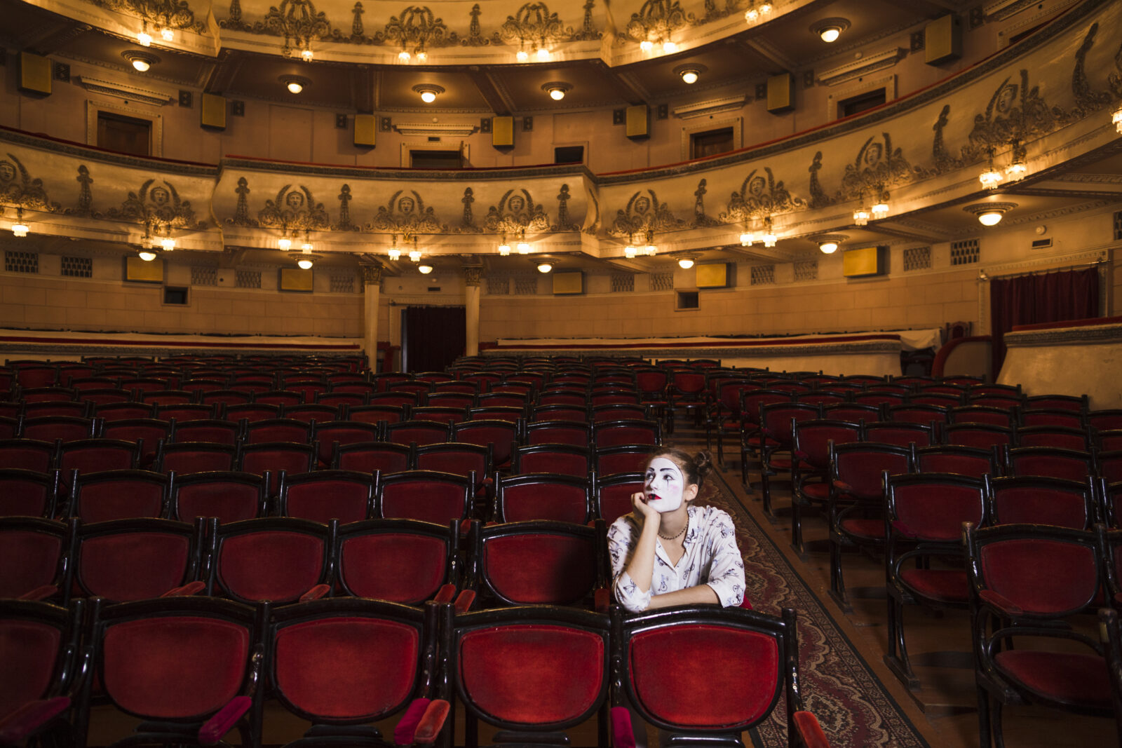 Kultura pod kreska. Teatry zadluzone na 654 mln zl w ciagu roku ich dlug wzrosl o 33 mln zl informuje BIG Info Monitor