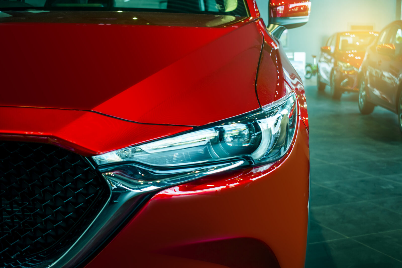 Mazda zapowiada ciecie kosztow poniewaz inflacja grozi wzrostem wydatkow inwestycyjnych