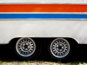 Volkswagen sprzedaje udzialy w Traton o wartosci 360 mln euro za 3275 euro za akcje