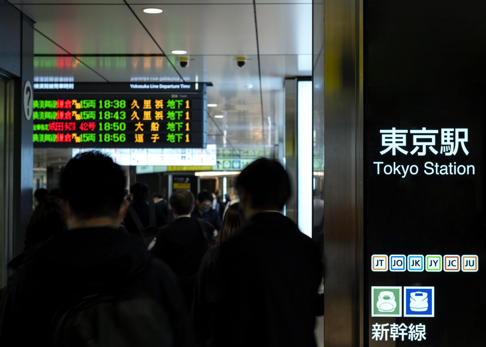 Akcje na gieldzie w Tokio spadaja gwaltownie z powodu 24 proc. taryf Trumpa i silniejszego jena