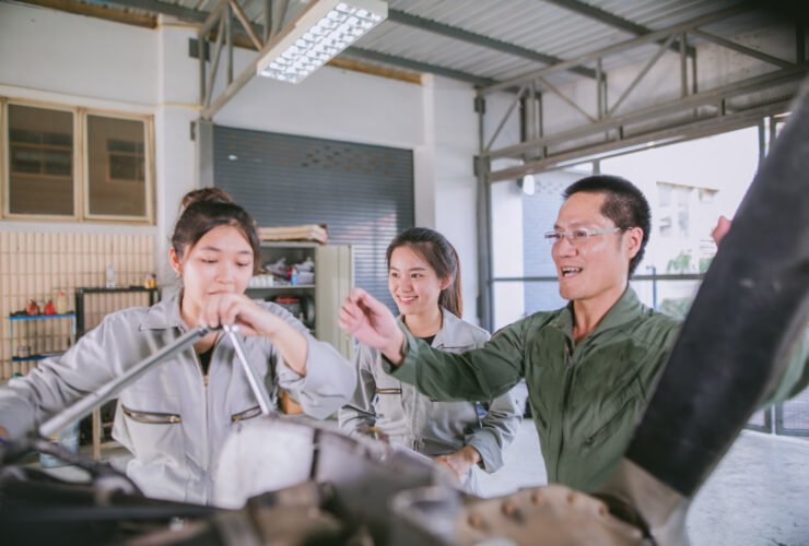 Aktywnosc produkcyjna w Azji slabnie poniewaz cla USA podkopuja zaufanie