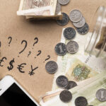 Banki na swiecie notuja dalsze straty w zwiazku z wprowadzeniem przez USA nowych taryf celnych