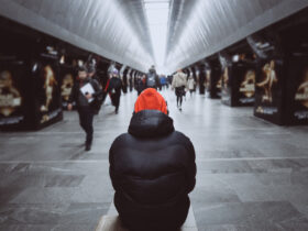 Brytyjski rynek pracy slabnie przez rosnace koszty zatrudnienia