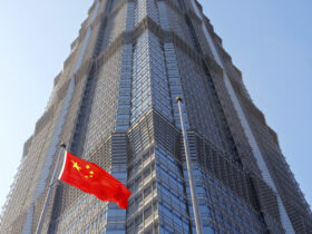 Chinskie domy maklerskie obiecuja wsparcie rynku a firmy ustalaja wykup akcji po zaostrzeniu sporu handlowego z USA