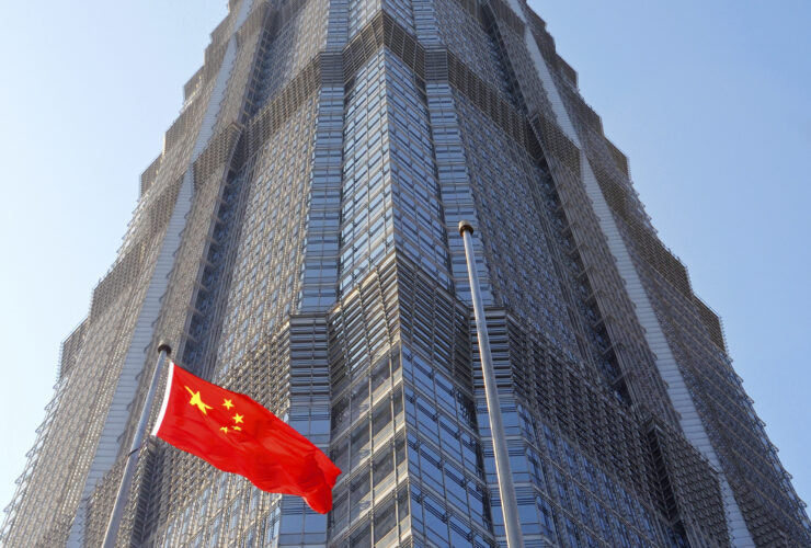 Chinskie domy maklerskie obiecuja wsparcie rynku a firmy ustalaja wykup akcji po zaostrzeniu sporu handlowego z USA