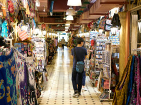 Indie pod presja taryfowa maja dac koncernom Amazon i Walmart pelny dostep do rynku donosi 22Financial Times22