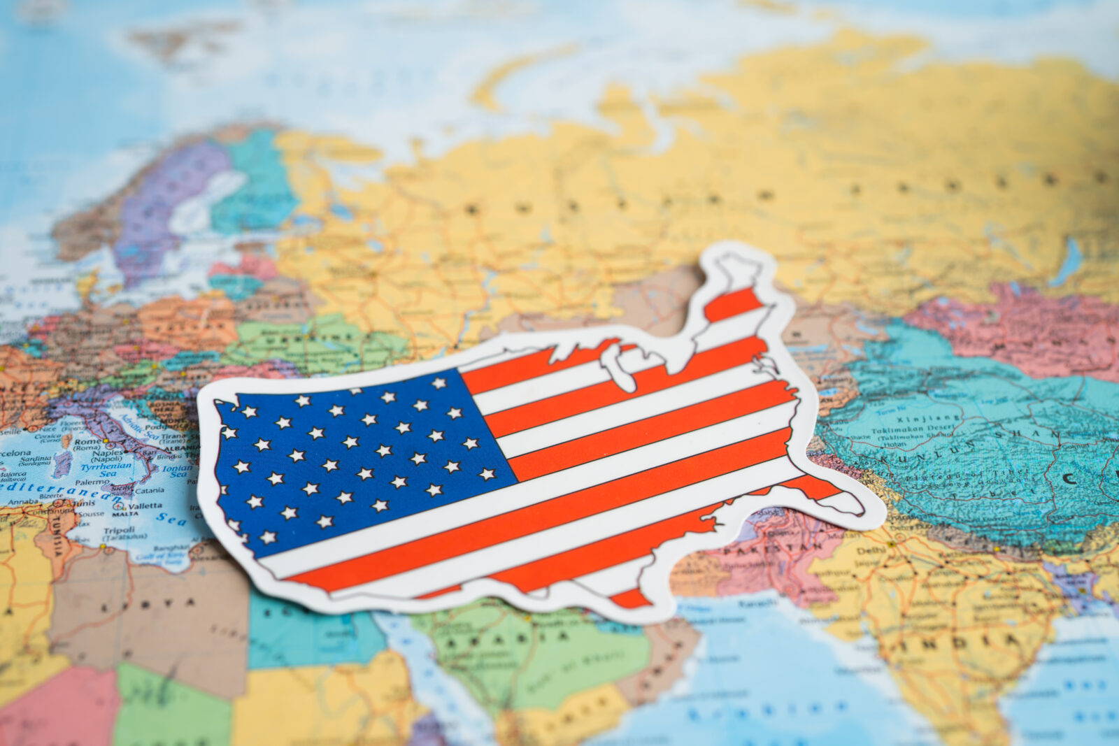 Trump zaostrza globalne napiecia handlowe nowymi wzajemnymi taryfami na amerykanskich partnerow handlowych