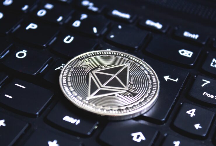 Kryptowaluty kupilo juz ponad 18 proc. Polakow informuja badania