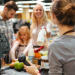 Sklepy zmieniaja strategie i zwalniaja z podwyzkami