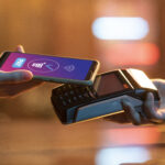 Trzy czwarte Polakow regularnie placi bezgotowkowo a wiecej niz co trzeci zawsze albo prawie zawsze mowia badania