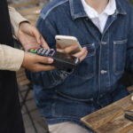 69 proc. wszystkich platnosci realizowano w sposob cyfrowy w 2024 r. informuje Polska Bezgotowkowa