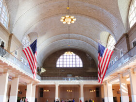 Powell powtarza ze ​​obnizki stop procentowych moga poczekac. Fed bada wplyw taryf