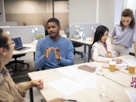 Rynek zatrudnienia w Wielkiej Brytanii slabnie. Firmy wstrzymuja rekrutacje