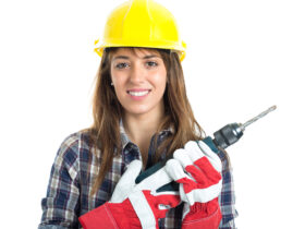 Brytyjski rynek pracy wyhamowuje. Pracodawcy ograniczaja premie i rekrutacje