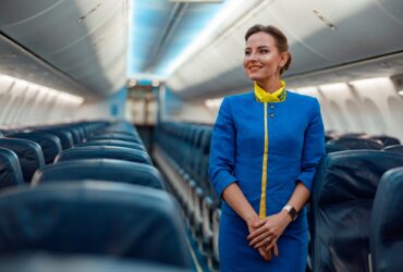 Stewardesy Air Canada kontynuuja strajk pomimo nakazu powrotu do pracy opoznienia linii lotniczych ponownie sie wznawiaja