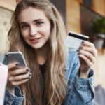 Ponad polowa mlodych doroslych Polakow zawsze lub prawie zawsze placi bezgotowkowo