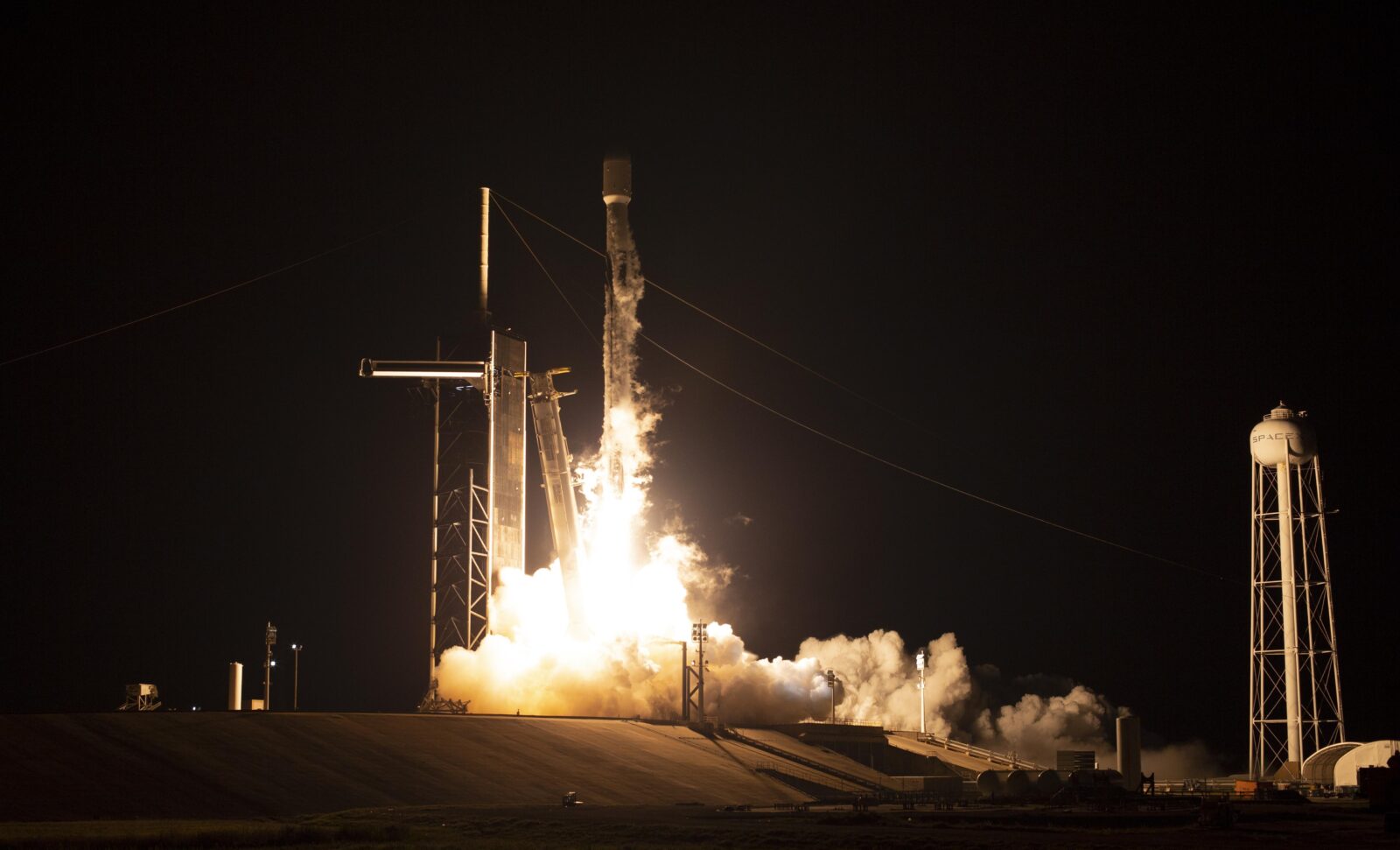 SpaceX kupuje pasmo czestotliwosci od EchoStar za 17 mld dolarow