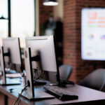 W grudniu firmy szukają kosztów: wpływa to ożywczo na rynek 